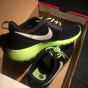 Nike roshes. 8.5 in women’s 7 in youth
